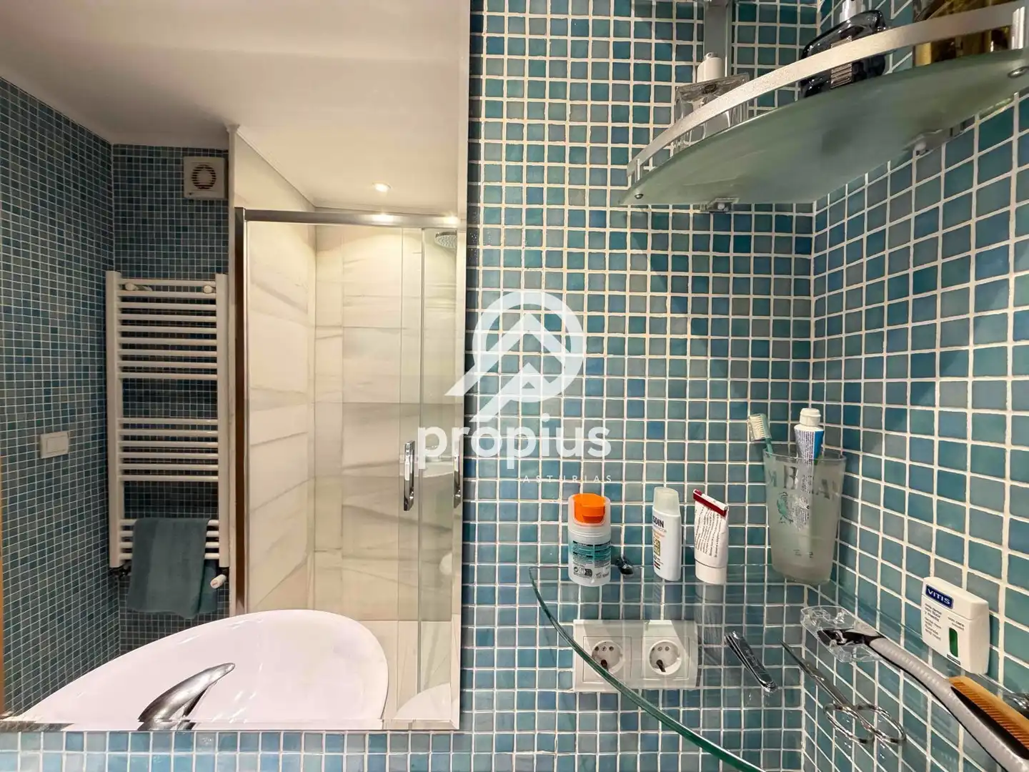 Bathroom of Flat for sale in Oviedo   with Heating, Parquet flooring and Oven