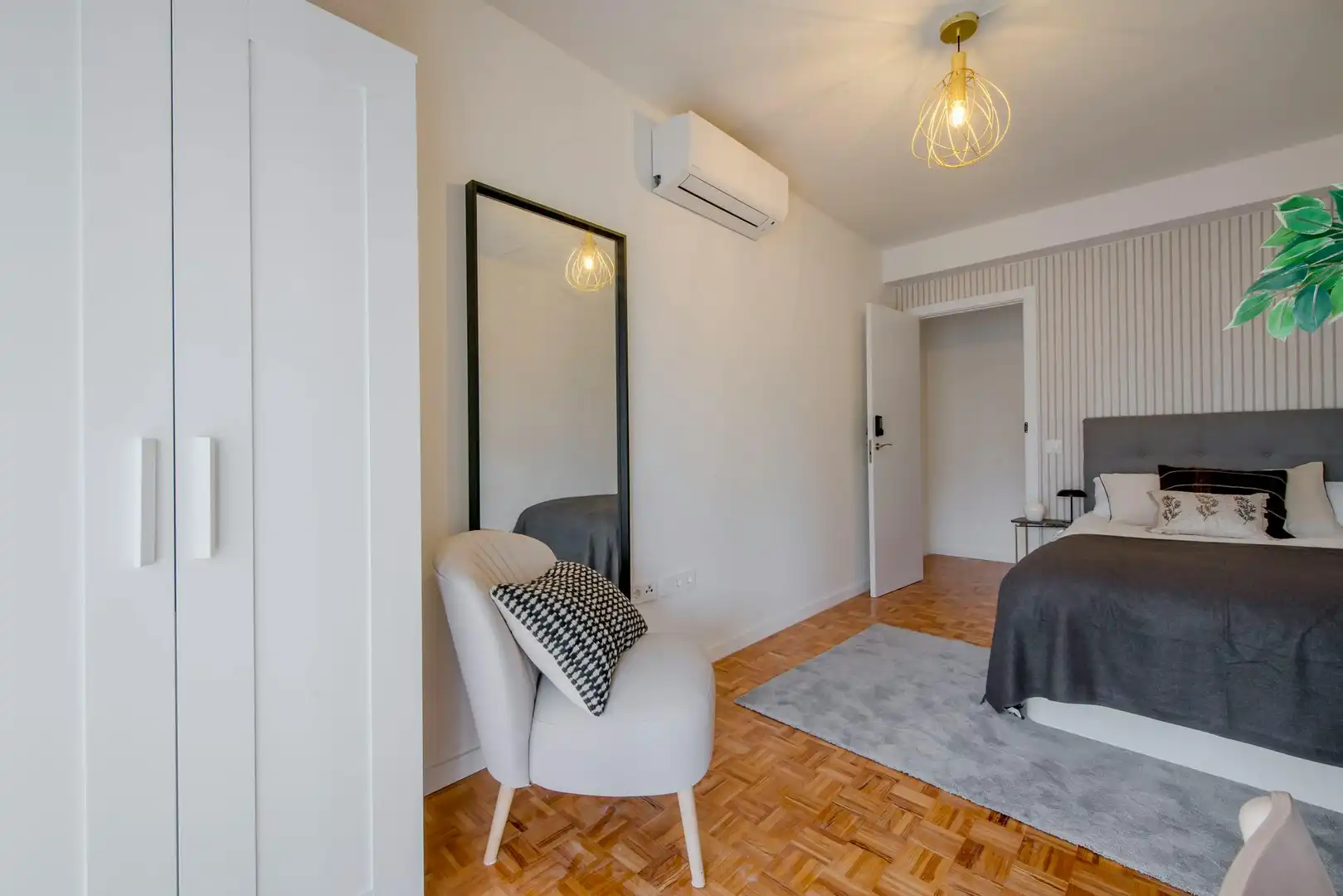 Bedroom of Flat for share in Madrid  with Air Conditioner, Heating and Washing machine