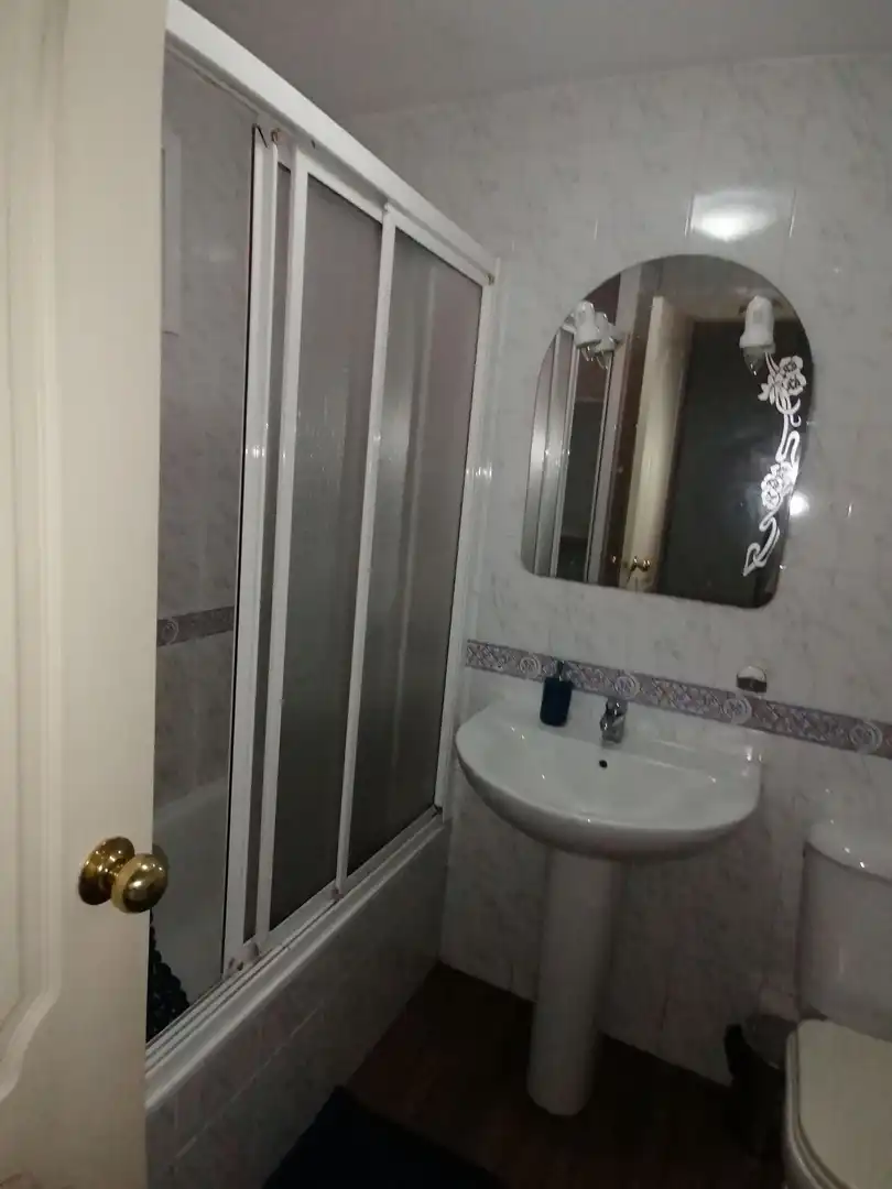 Baño de Piso de alquiler en Algeciras con Amueblado y Piscina comunitaria
