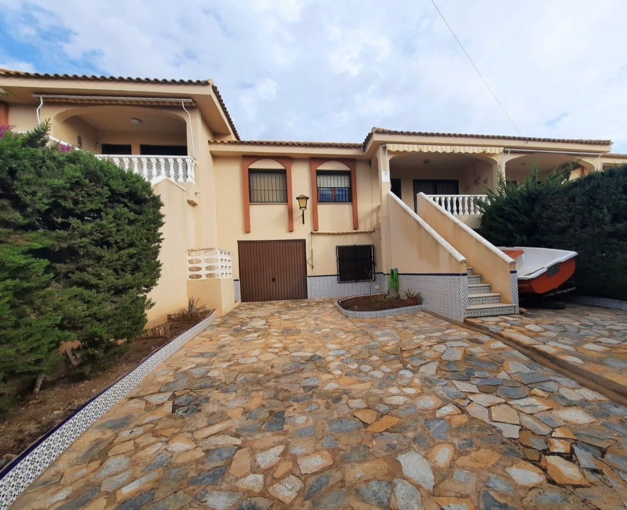 Vista exterior de Casa o xalet en venda en Cartagena amb Jardí privat, Moblat i Piscina comunitària