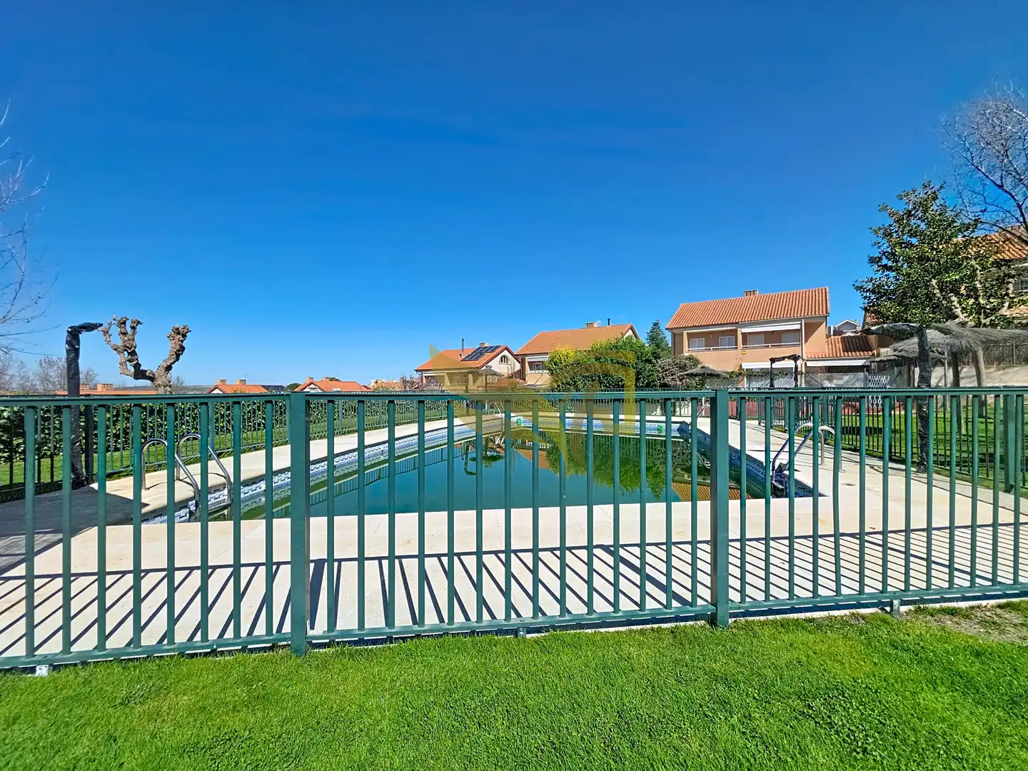 Piscina de Casa adosada en venta en Aranjuez con Aire acondicionado, Calefacción y Jardín privado