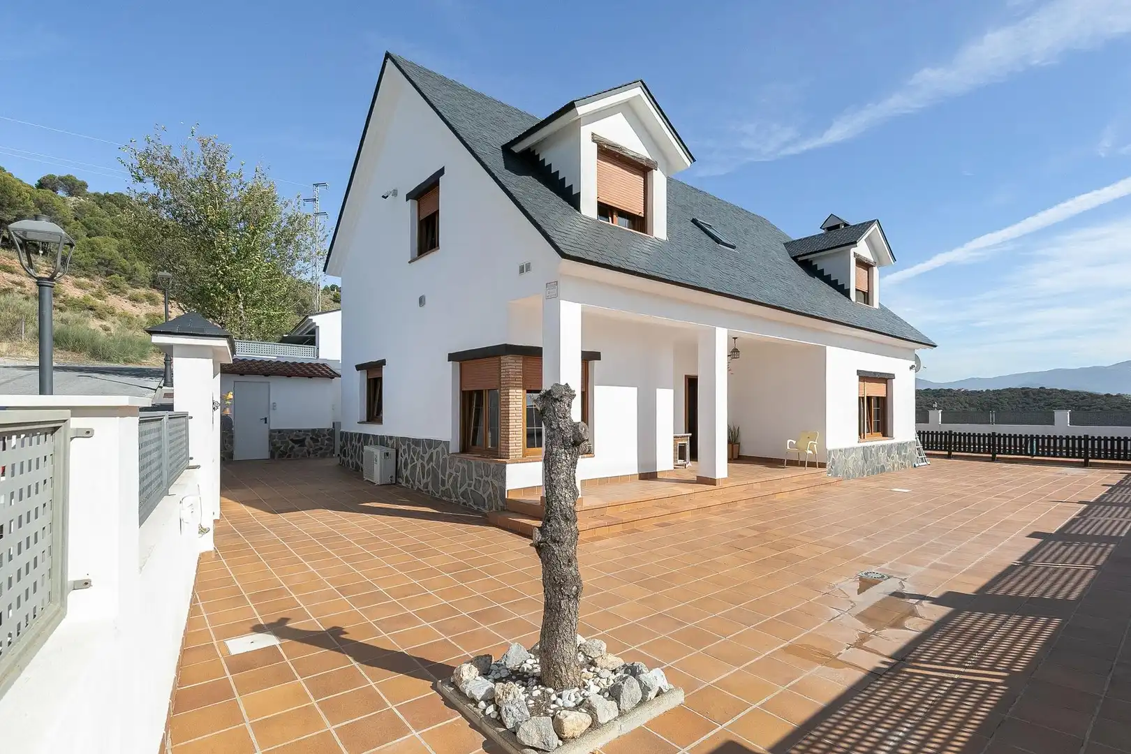 Vista exterior de Casa o xalet en venda en Huétor de Santillán amb Calefacció, Jardí privat i Piscina
