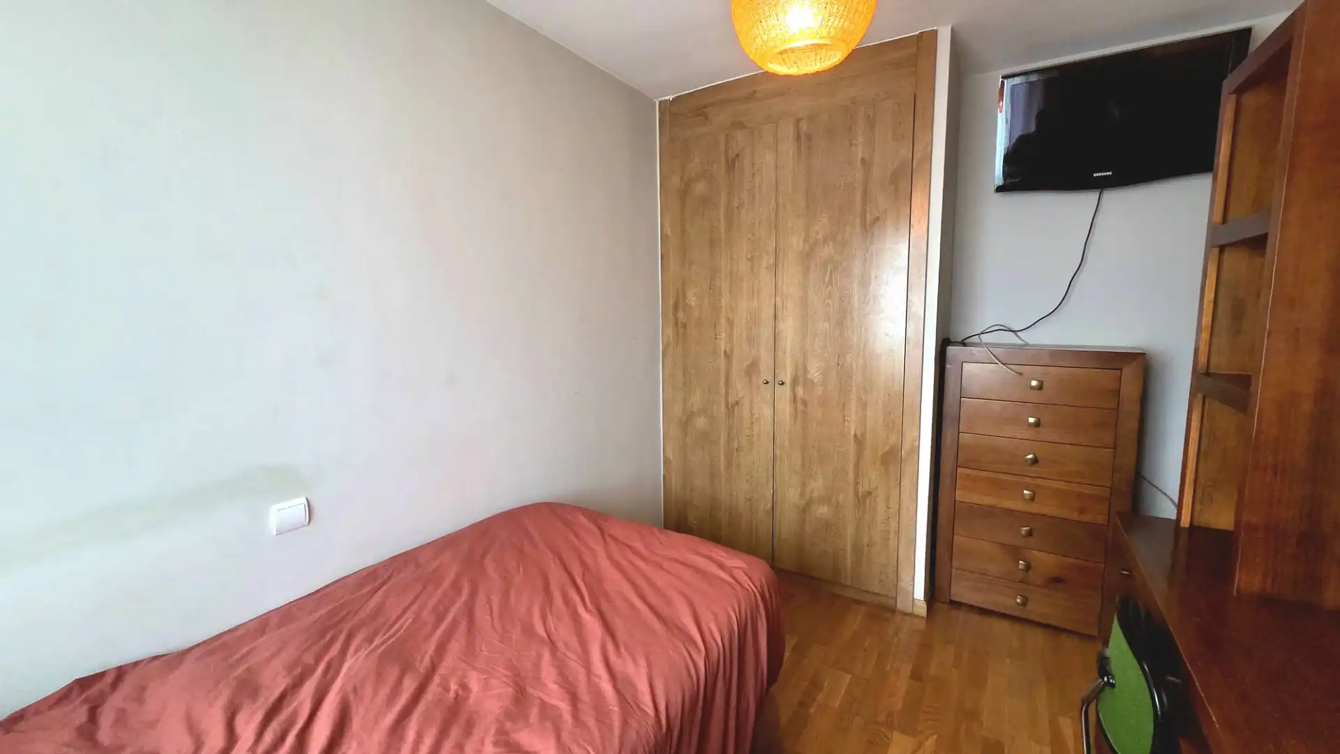Schlafzimmer von Dachboden zum Verkauf in Fuenlabrada mit Klimaanlage, Heizung und Privatgarten