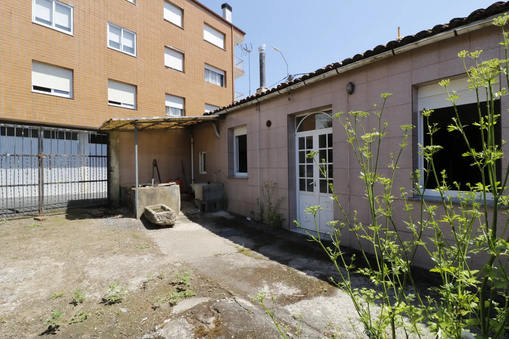 Vista exterior de Casa adosada en venta en Curtis con Calefacción, Jardín privado y Amueblado