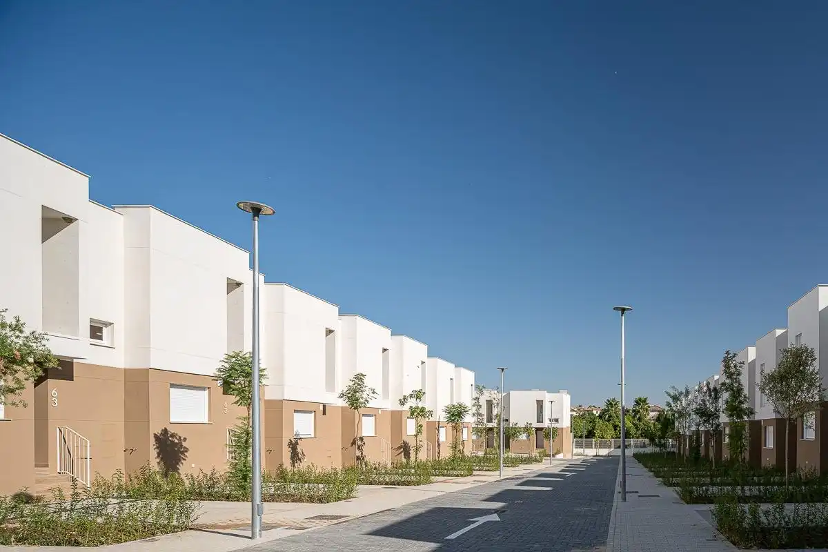 Vista exterior de Casa adosada en venta en Guillena con Aire acondicionado, Calefacción y Jardín privado