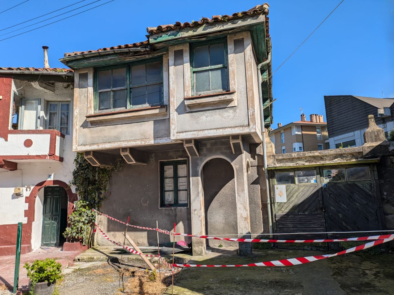 Vista exterior de Casa adosada en venta en Los Corrales de Buelna  con Jardín privado