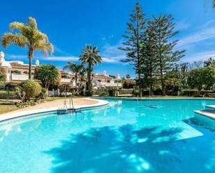 Piscina de Casa adosada en venda en Marbella amb Aire condicionat, Calefacció i Jardí privat