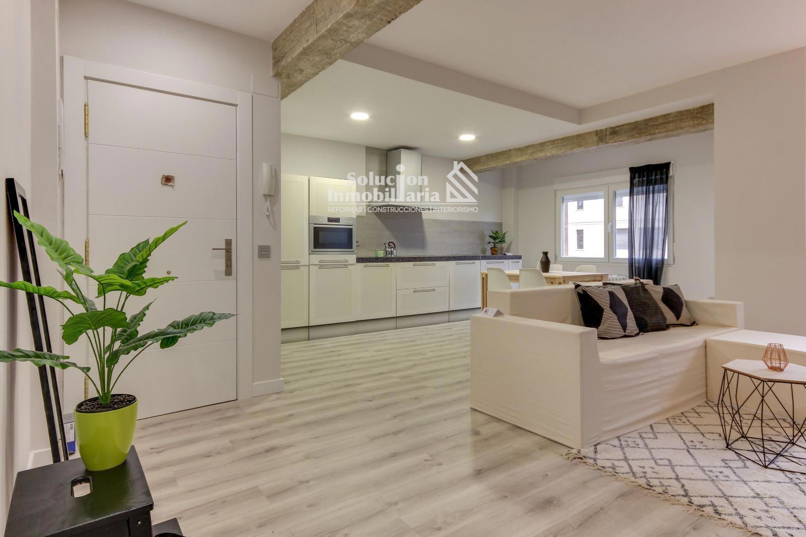 Sala d'estar de Apartament en venda en Salamanca Capital amb Calefacció i Moblat