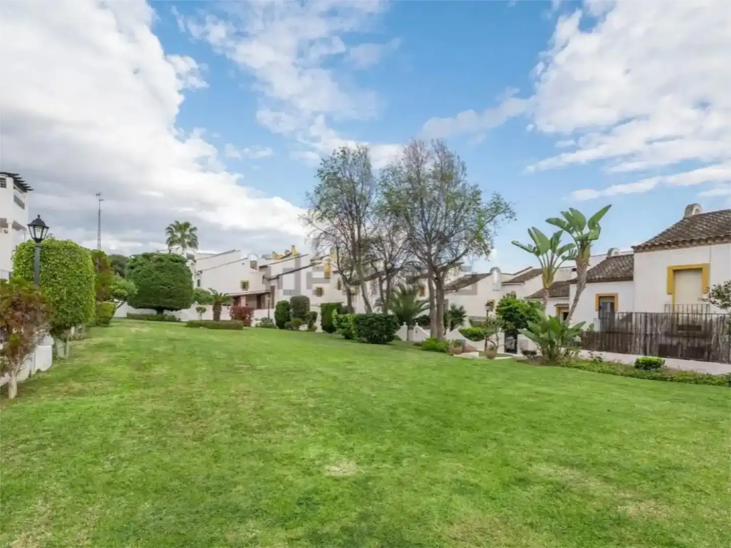 Vista exterior de Planta baixa en venda en Marbella amb Terrassa, Piscina i Balcó