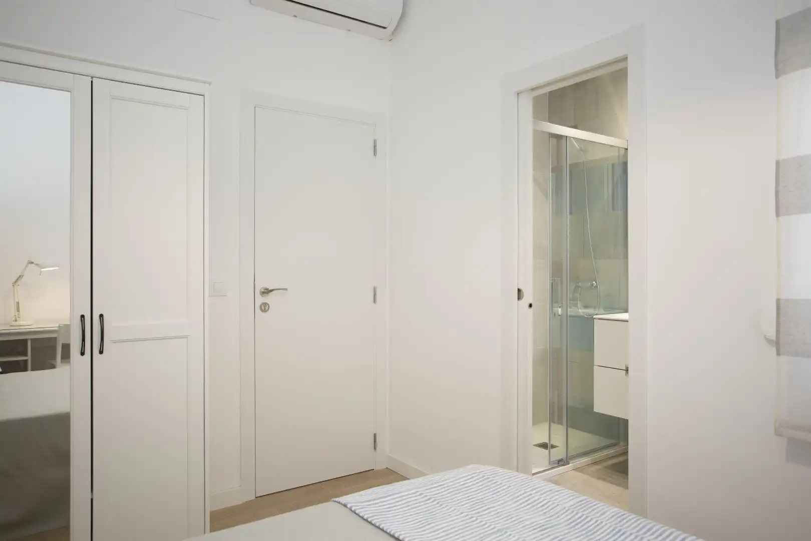 Bedroom of Flat for share in Valencia  with Air Conditioner, Parquet flooring and Furnished
