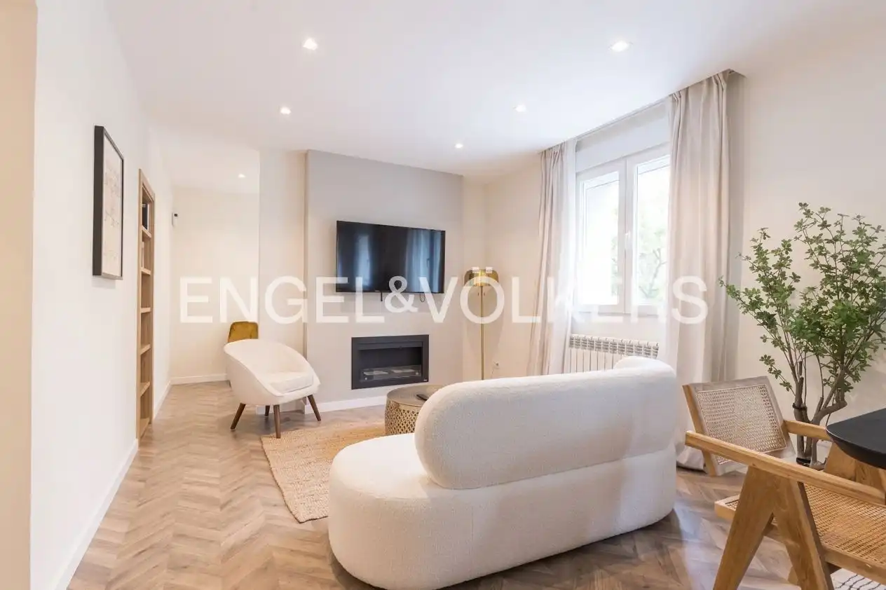 Living room of Flat for sale in Madrid  with Air Conditioner, Heating and Parquet flooring