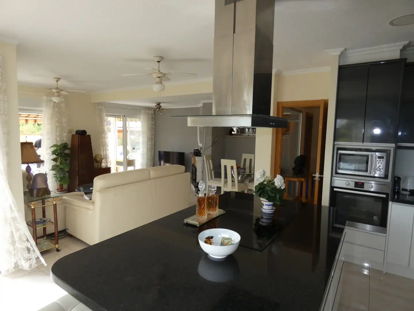 Cocina de Casa o chalet en venta en L'Alfàs del Pi con Aire acondicionado, Calefacción y Jardín privado