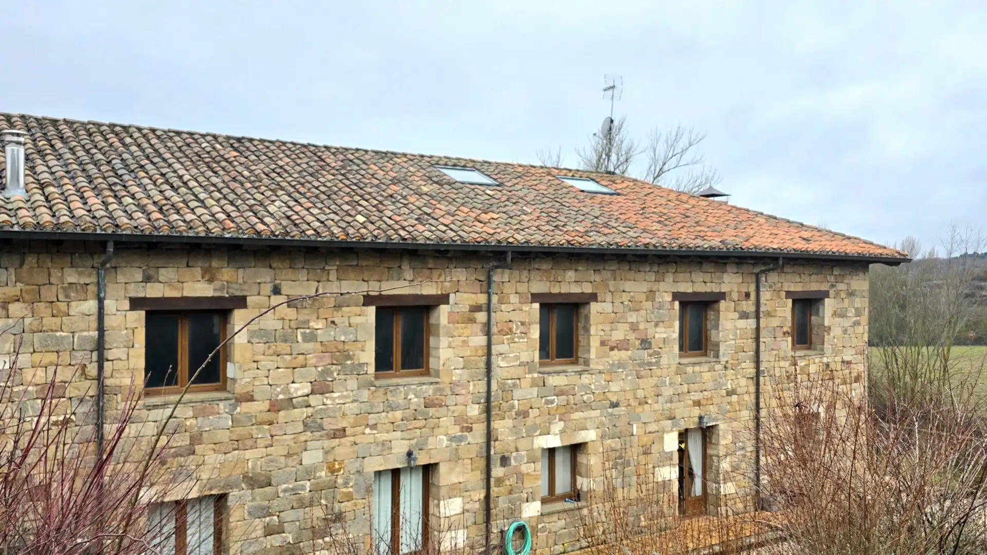 Vista exterior de Casa o xalet en venda en Aguilar de Campoo amb Calefacció, Jardí privat i Moblat