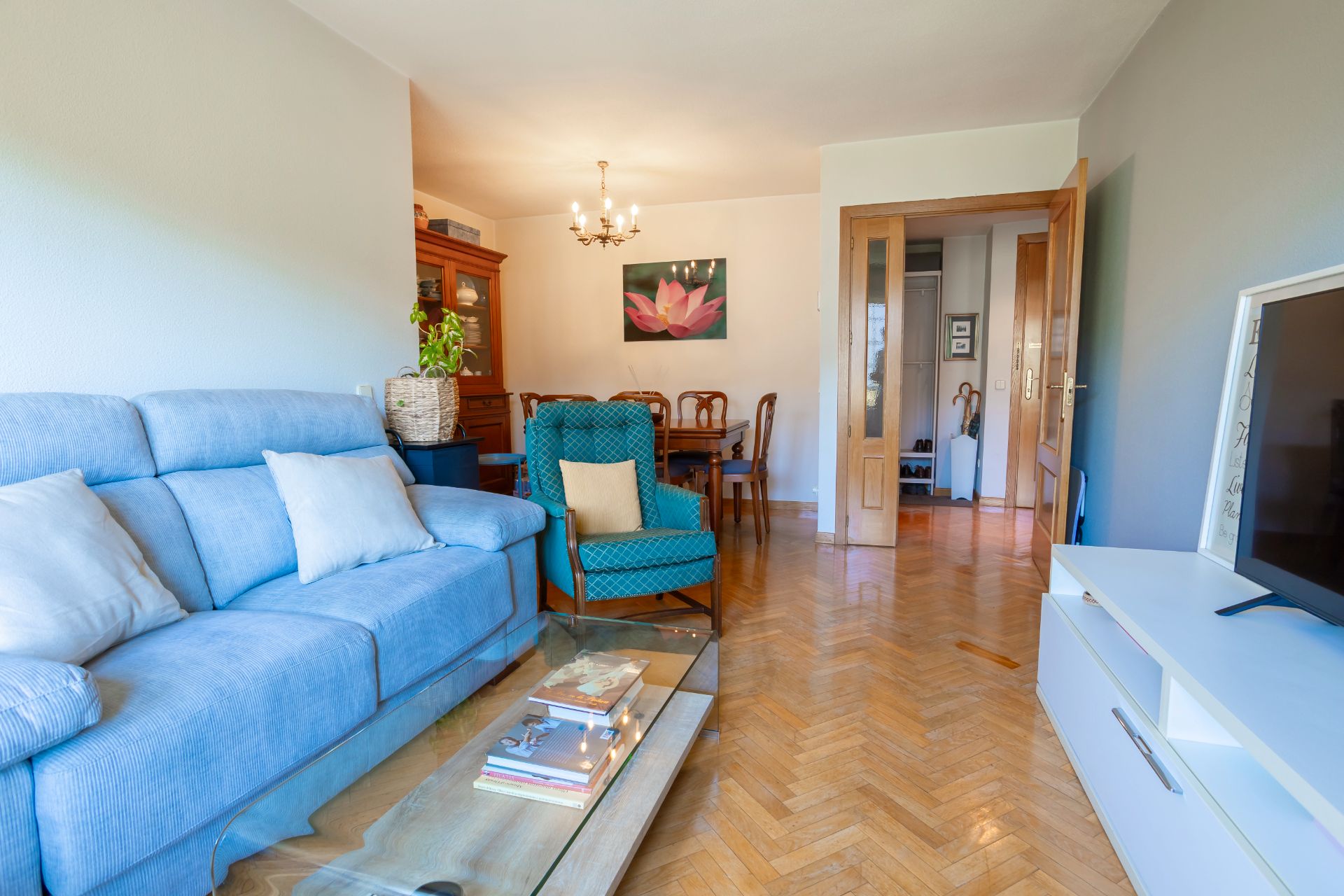 Sala de estar de Piso en venta en Pozuelo de Alarcón con Calefacción, Amueblado y Piscina comunitaria