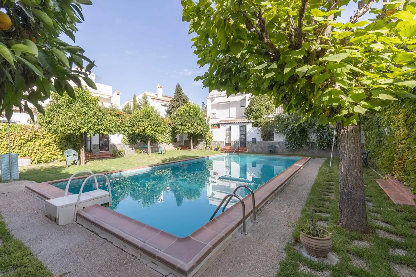 Piscina de Casa adosada en venta en Granada con Calefacción, Terraza y Trastero