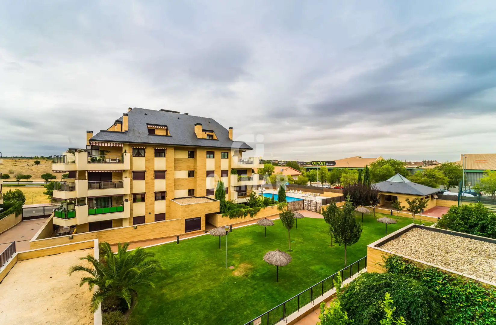 Außenansicht von Erdgeschoss zum Verkauf in Boadilla del Monte mit Heizung, Privatgarten und Schwimmbad