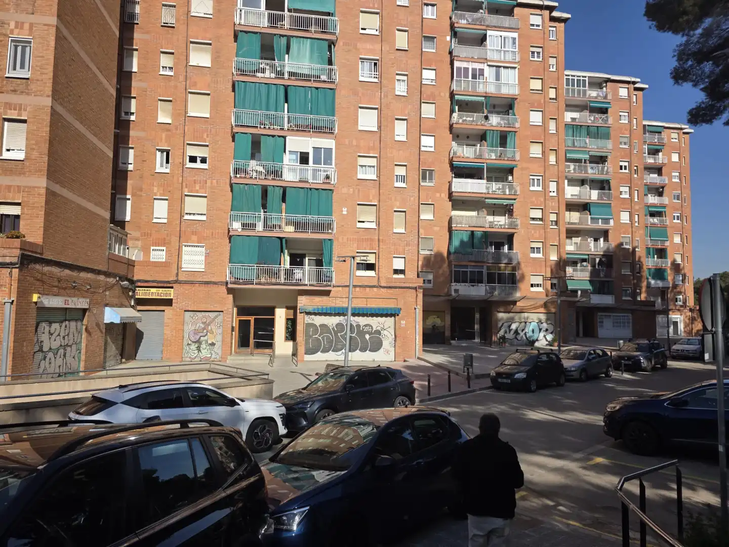 Außenansicht von Wohnung zum Verkauf in L'Hospitalet de Llobregat mit Ofen und Balkon