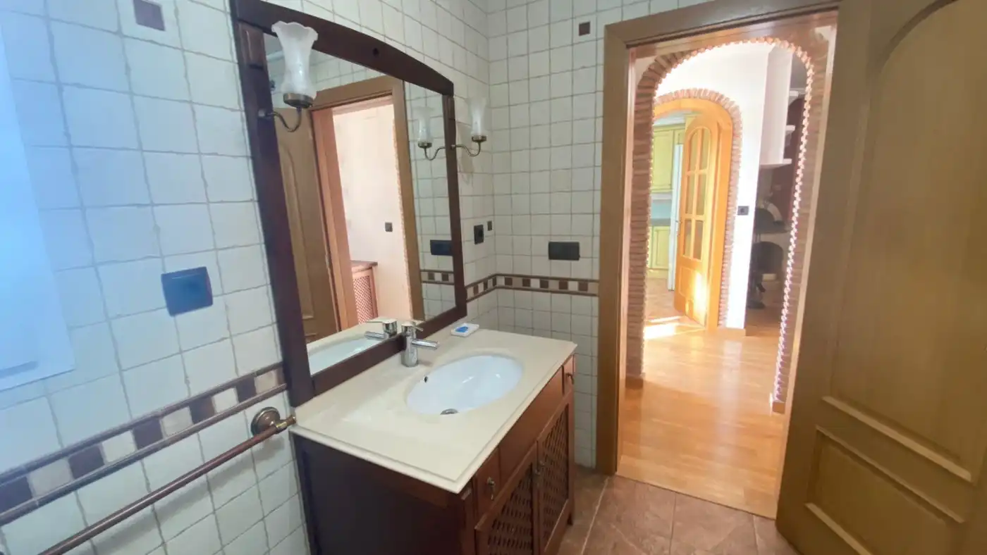 Badezimmer von Dachboden zum Verkauf in Silla mit Klimaanlage, Heizung und Parkett