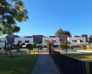 Vista exterior de Casa adosada en venda en Paterna amb Aire condicionat, Calefacció i Jardí privat