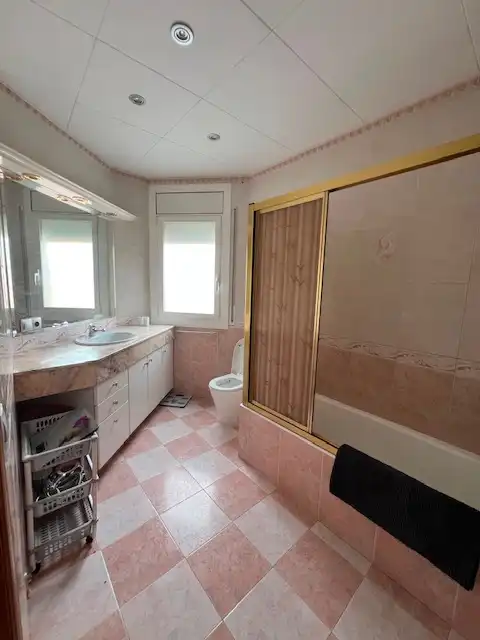 Badezimmer von Wohnung zur Miete in Solsona mit Klimaanlage, Heizung und Privatgarten
