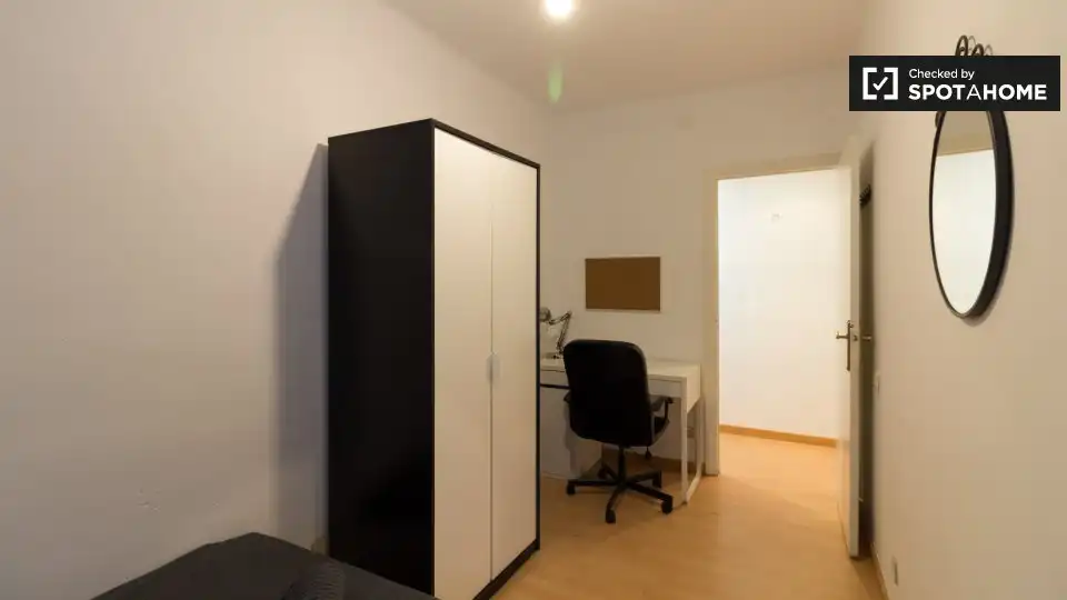 Bedroom of Flat for share in L'Hospitalet de Llobregat  with Air Conditioner, Heating and Furnished