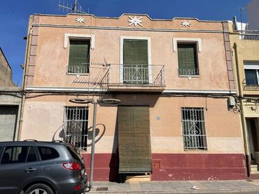 Casa con balcón en venta en Calle SAN ANTONIO 190
