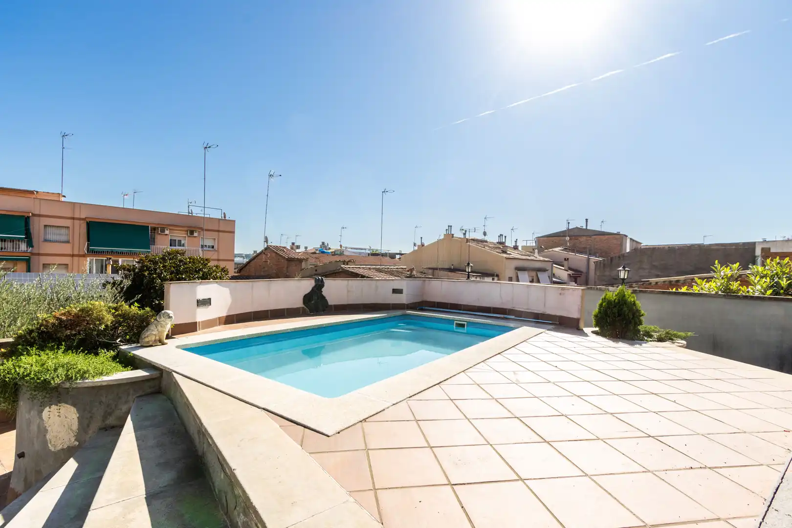 Casa aparellada amb piscina en venda a Parets del Vallès