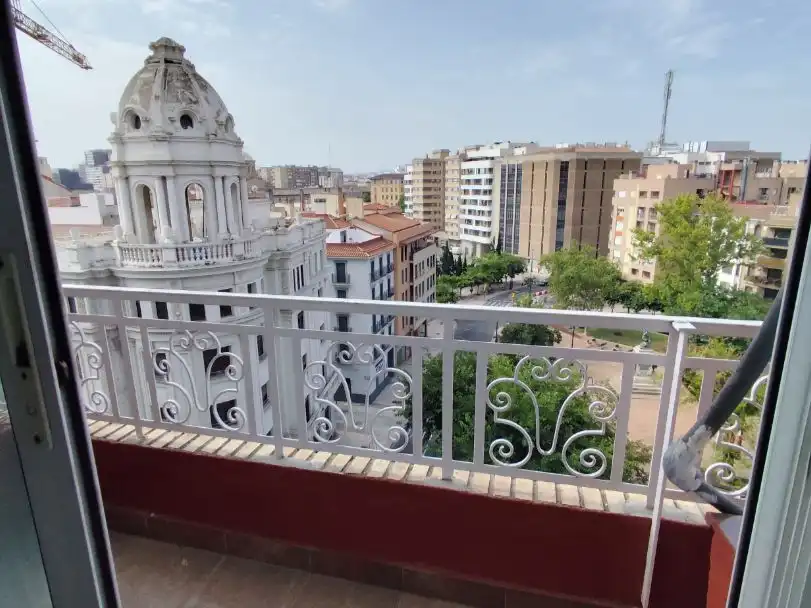 Terrasse von Wohnung zur Miete in  Zaragoza Capital mit Balkon
