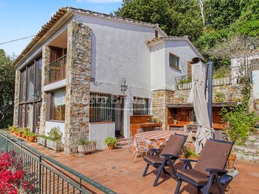 Casa amb jardí en venda a Carrer Mas Mató
