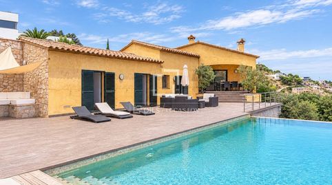 Propiedad de dos casas independientes, con vistas al mar, piscina, pista de tenis y licencia turística en venta en Sa Riera