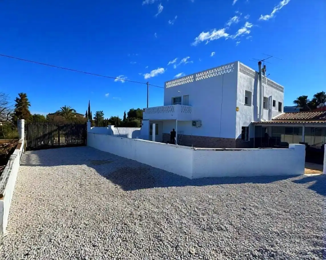Vista exterior de Casa o xalet en venda en Cox amb Piscina