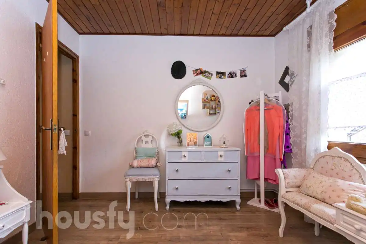 Bedroom of Flat for sale in Alp  with Air Conditioner, Heating and Terrace