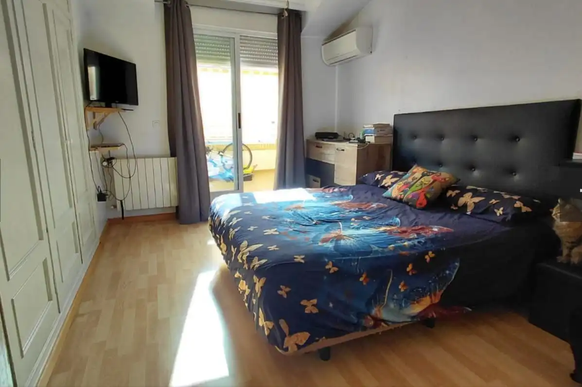 Schlafzimmer von Dachboden zum Verkauf in Villena mit Klimaanlage, Heizung und Parkett