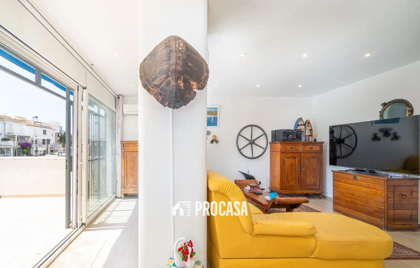 Sala d'estar de Casa o xalet en venda en Empuriabrava amb Aire condicionat, Piscina i Moblat
