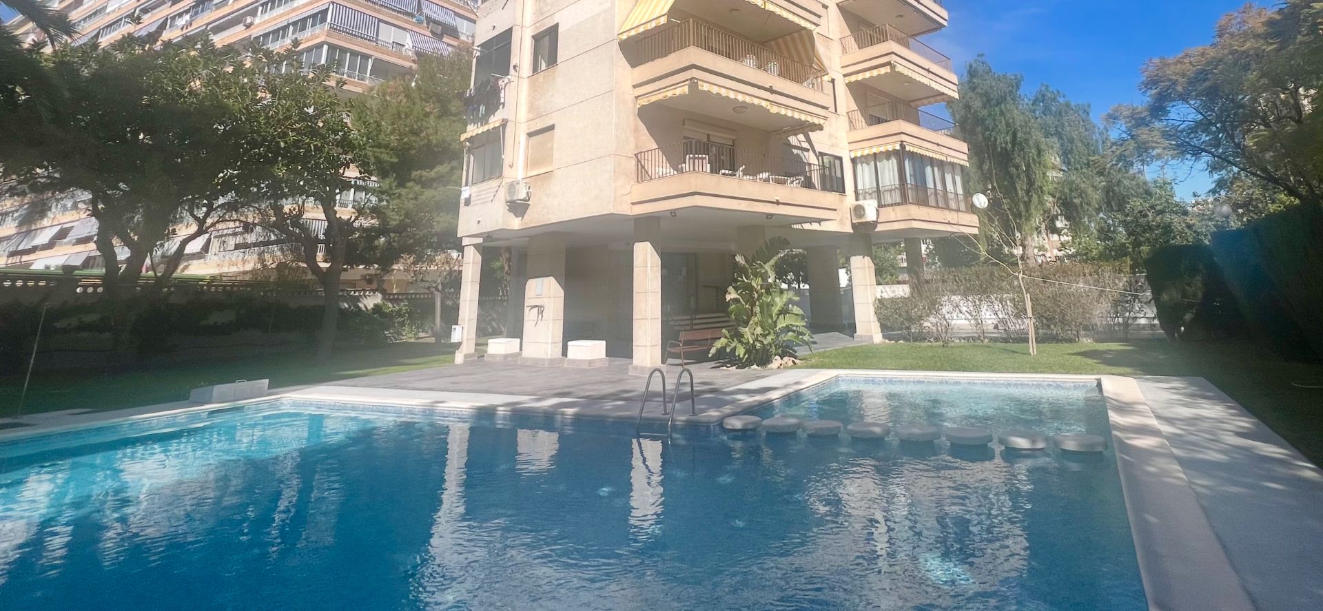 Piscina de Pis de lloguer en Alicante / Alacant amb Aire condicionat, Moblat i Piscina comunitària