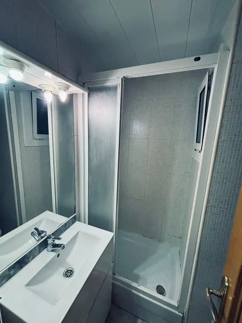 Badezimmer von Wohnung zum Verkauf in L'Hospitalet de Llobregat mit Parkett, Terrasse und Balkon