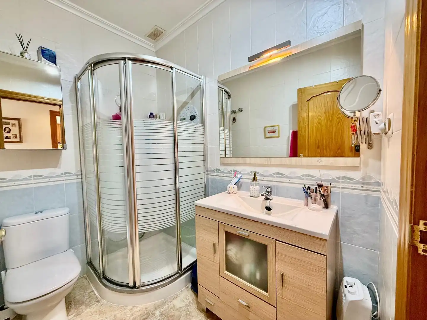 Badezimmer von Einfamilien-Reihenhaus zum Verkauf in San Pedro del Pinatar mit Klimaanlage, Privatgarten und Terrasse