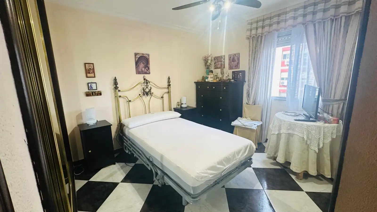 Schlafzimmer von Wohnung zum Verkauf in Sevilla mit Klimaanlage, Heizung und Terrasse