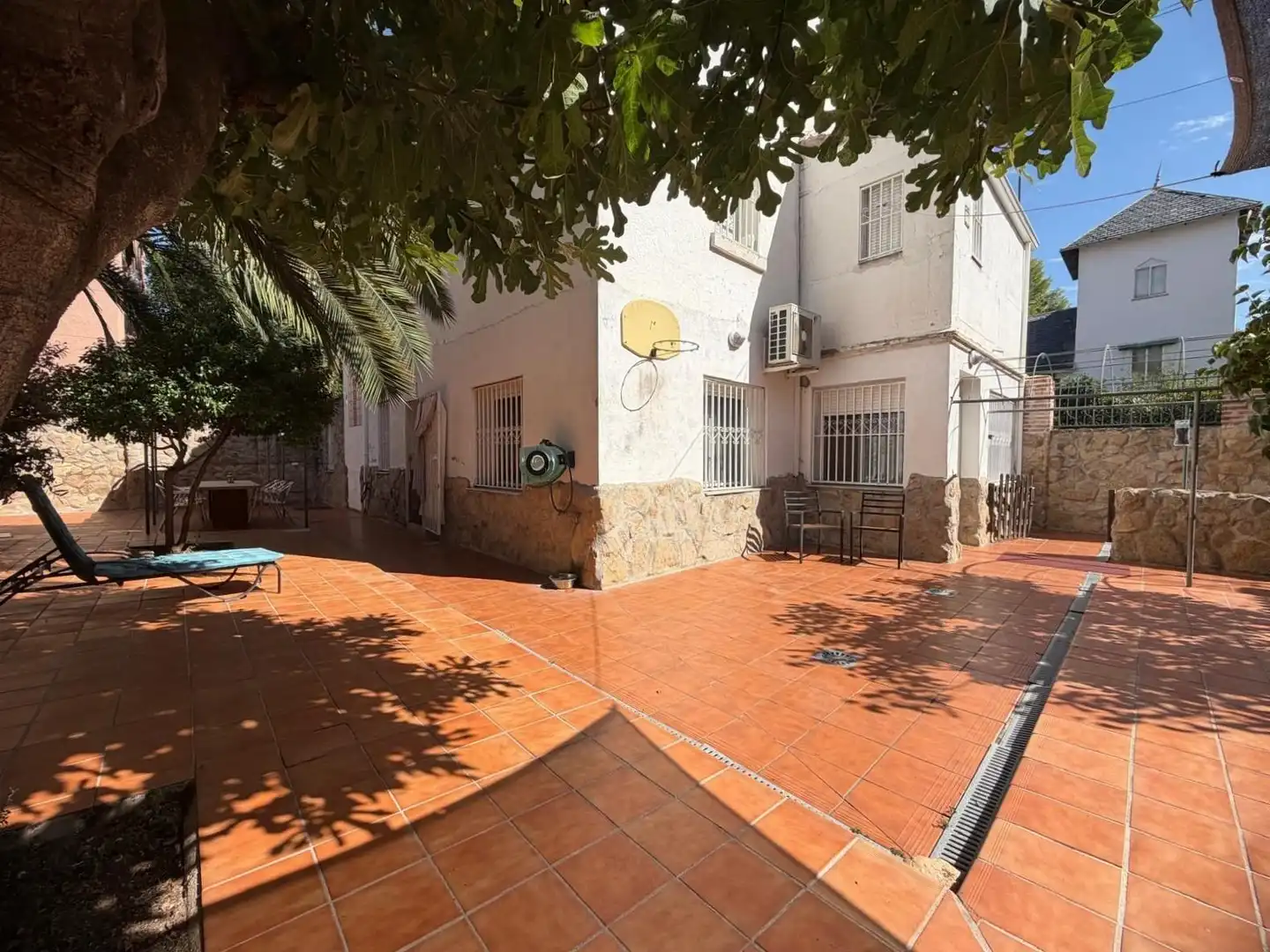 Vista exterior de Casa o xalet en venda en Madrid amb Aire condicionat, Calefacció i Jardí privat