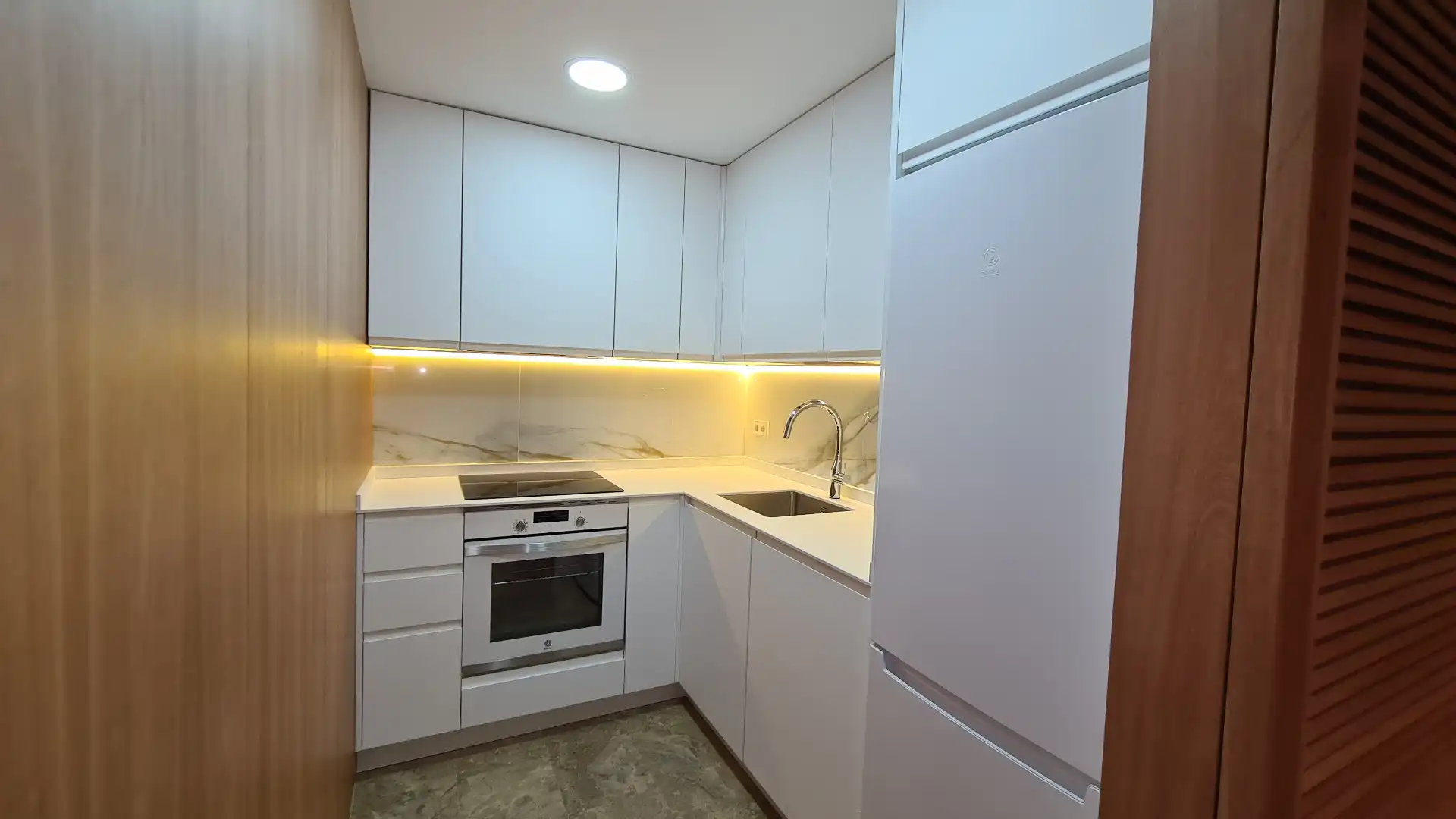 Cuina de Apartament de lloguer en Madrid amb Aire condicionat, Calefacció i Moblat