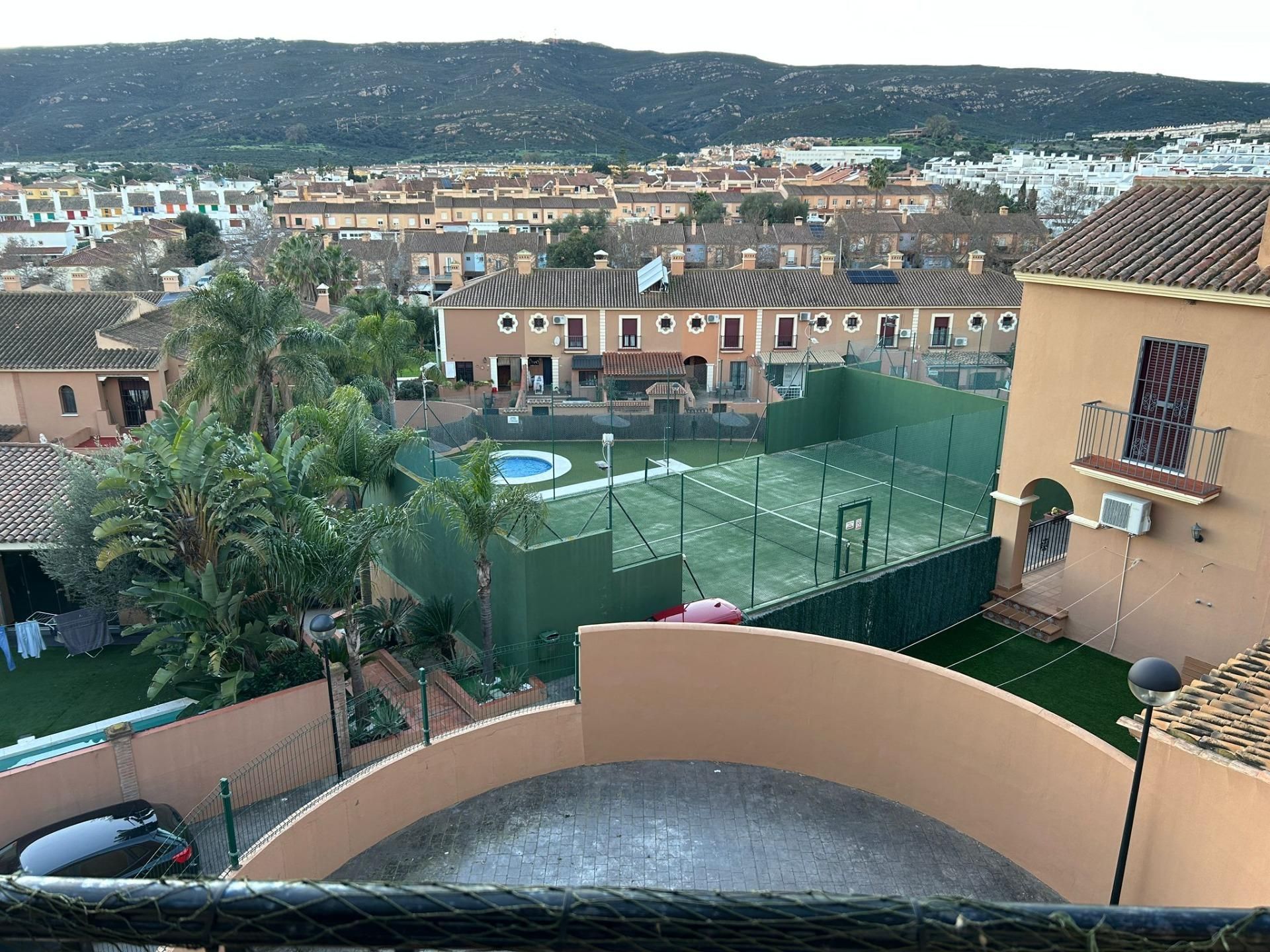 Vista exterior de Casa adosada en venda en La Línea de la Concepción amb Jardí privat, Terrassa i Piscina comunitària