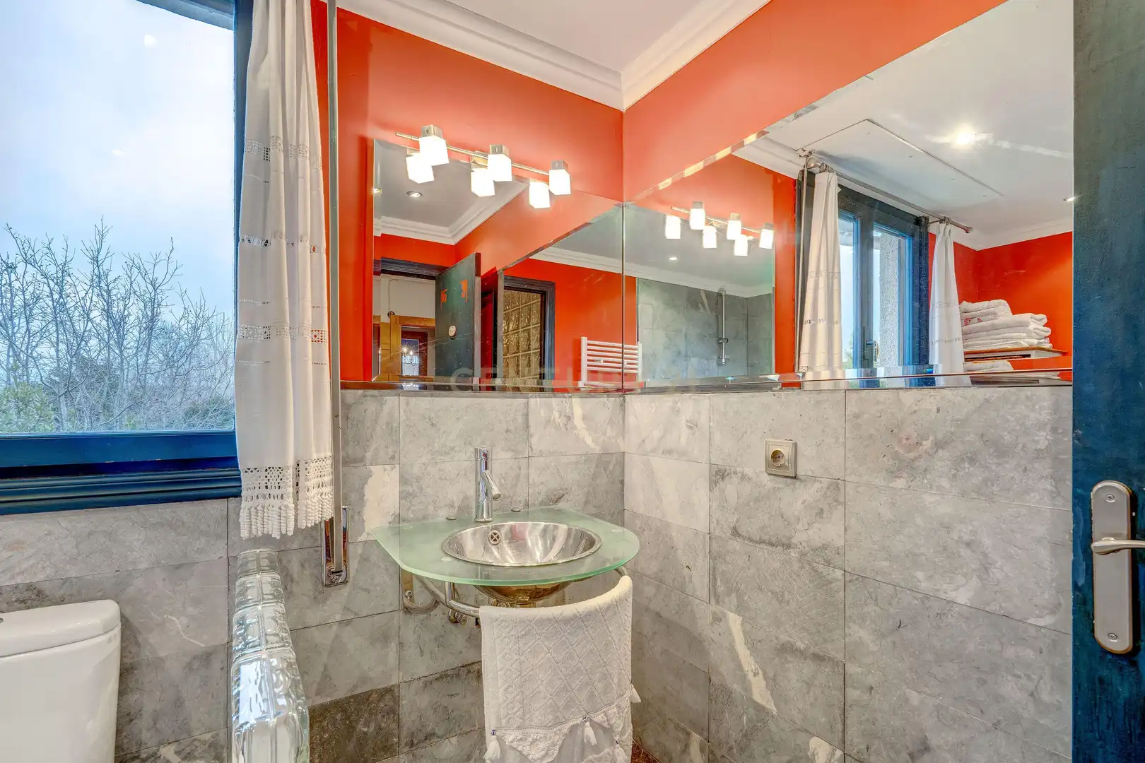 Badezimmer von Einfamilien-Reihenhaus zum Verkauf in Anguciana mit Privatgarten, Abstellraum und Schwimmbad