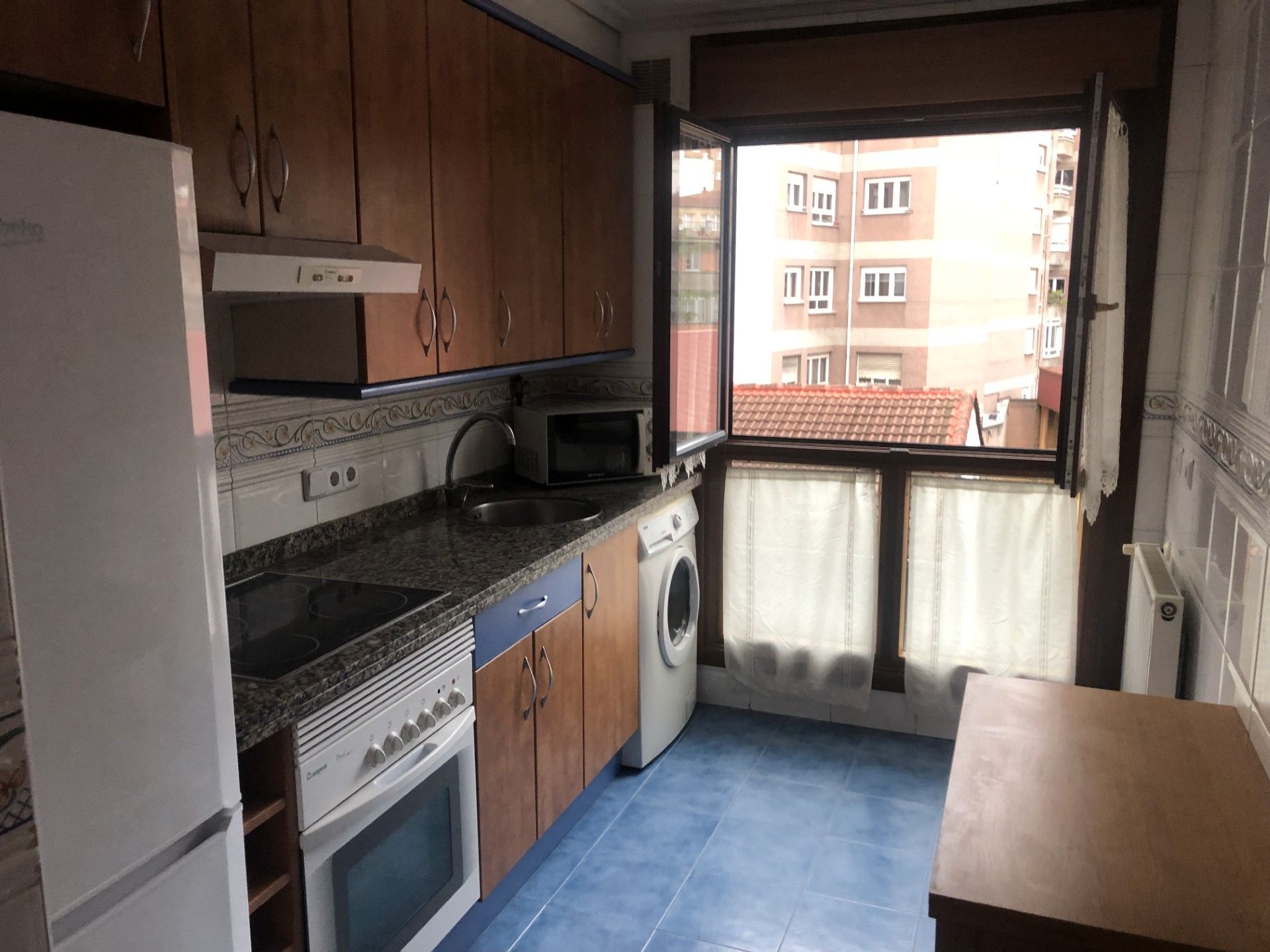 Cuina de Apartament de lloguer en Oviedo  amb Calefacció i Moblat