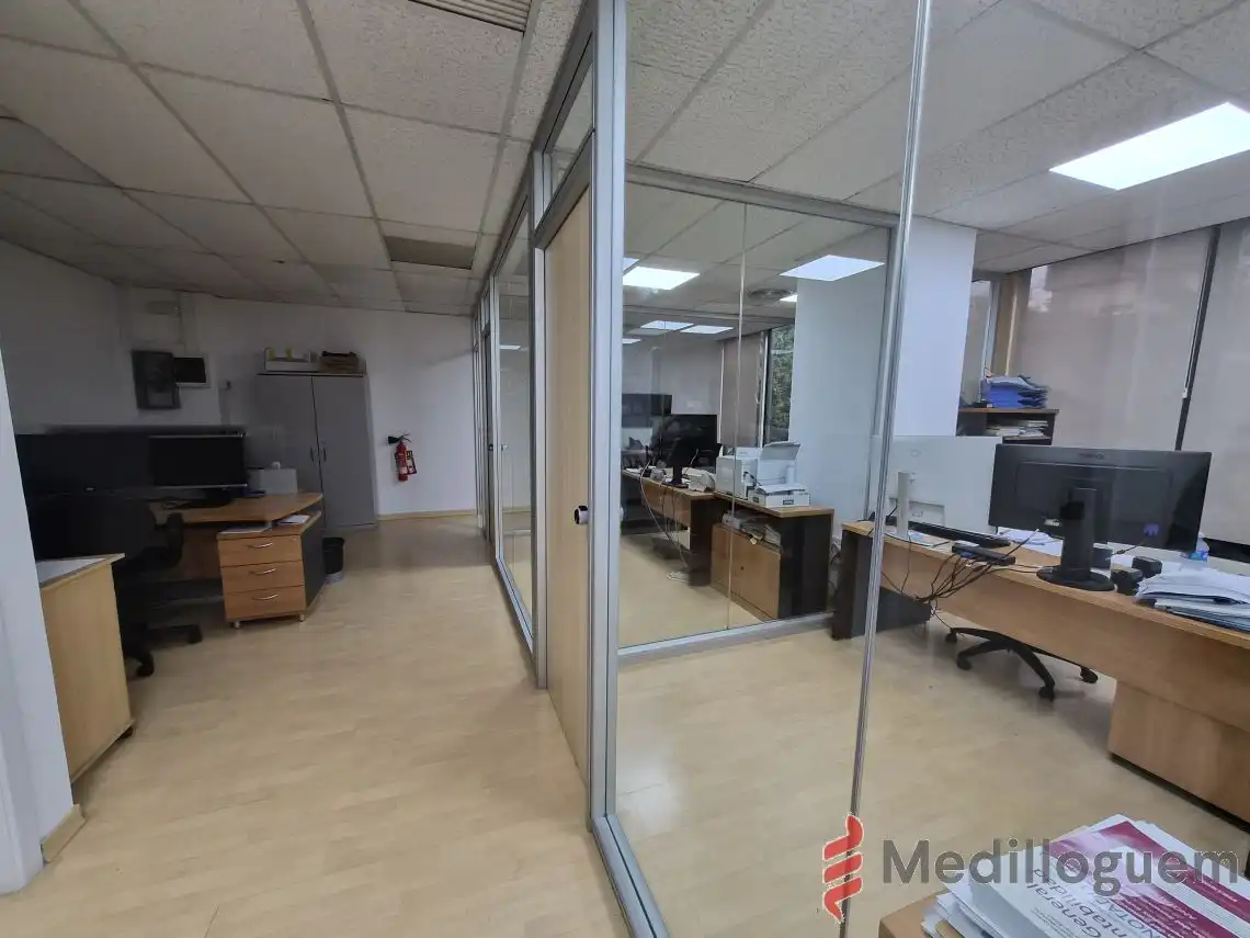 Oficina de alquiler en Les Corts