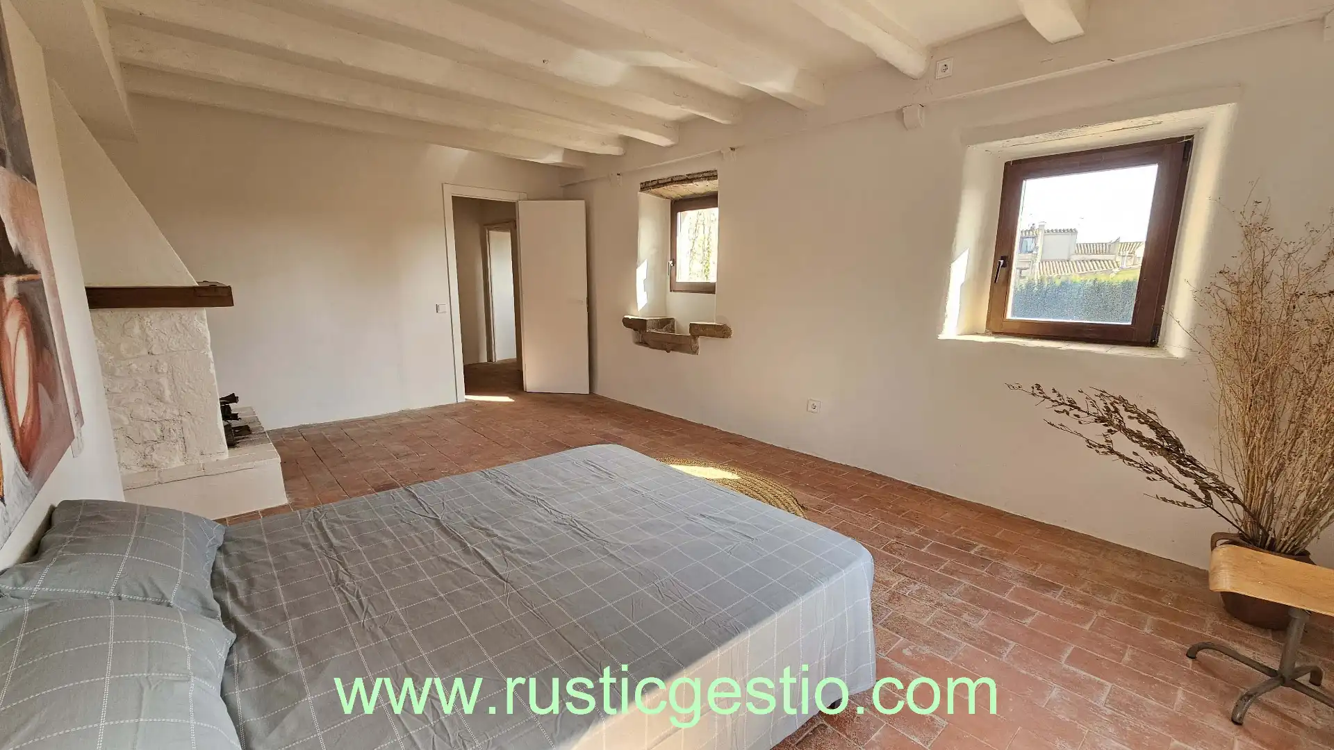Schlafzimmer von Country house zum Verkauf in Navata mit Privatgarten, Terrasse und Schwimmbad