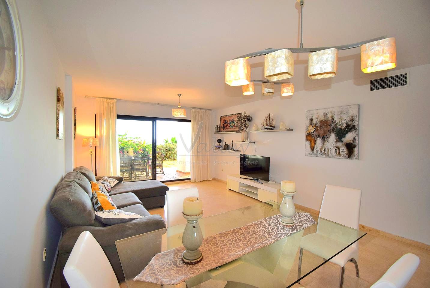 Sala d'estar de Apartament en venda en La Alcaidesa amb Aire condicionat, Terrassa i Traster