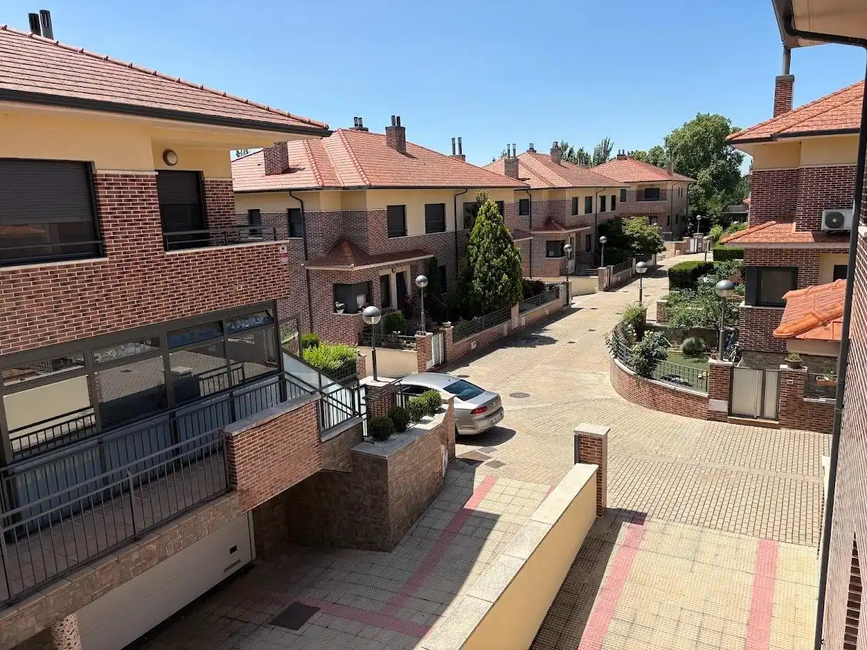 Außenansicht von Einfamilien-Reihenhaus zum Verkauf in Valladolid mit Klimaanlage, Heizung und Privatgarten