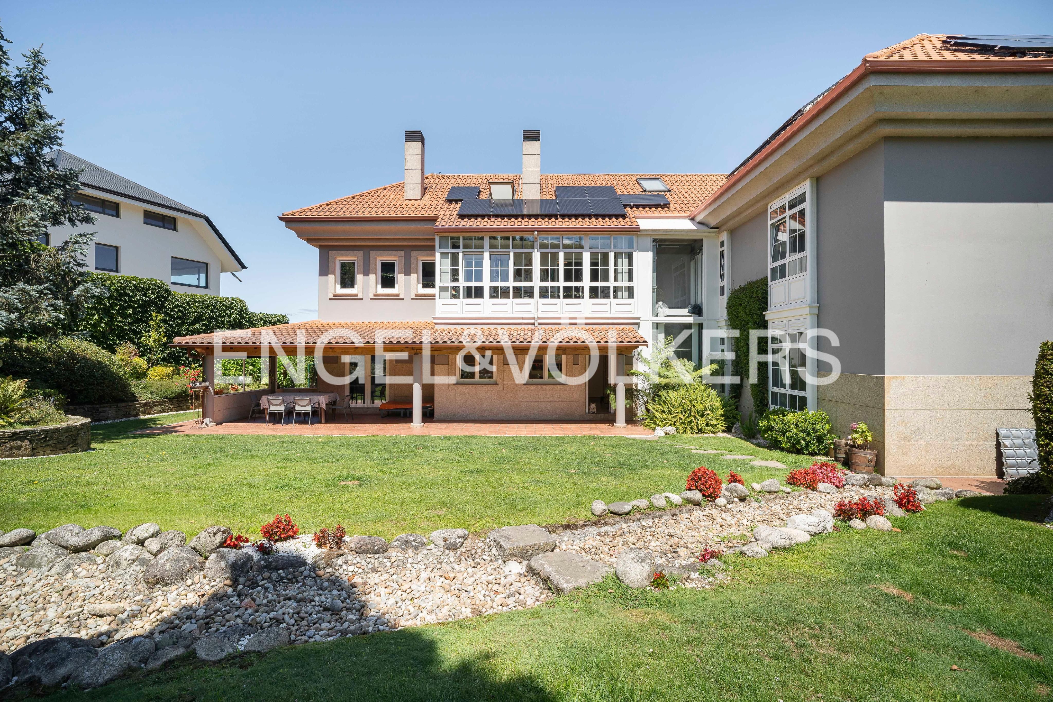 Vista exterior de Casa o xalet en venda en A Coruña Capital  amb Calefacció, Jardí privat i Traster