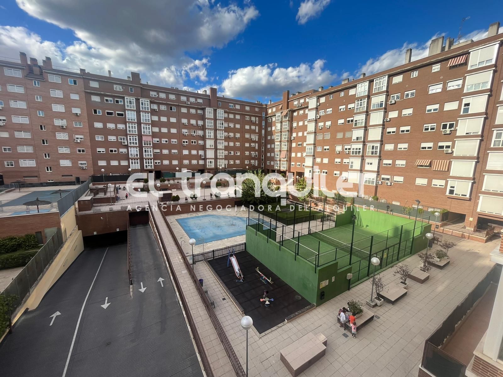 Exterior view of Flat to rent in  Madrid Capital  with Parquet flooring, Storage room and Swimming Pool