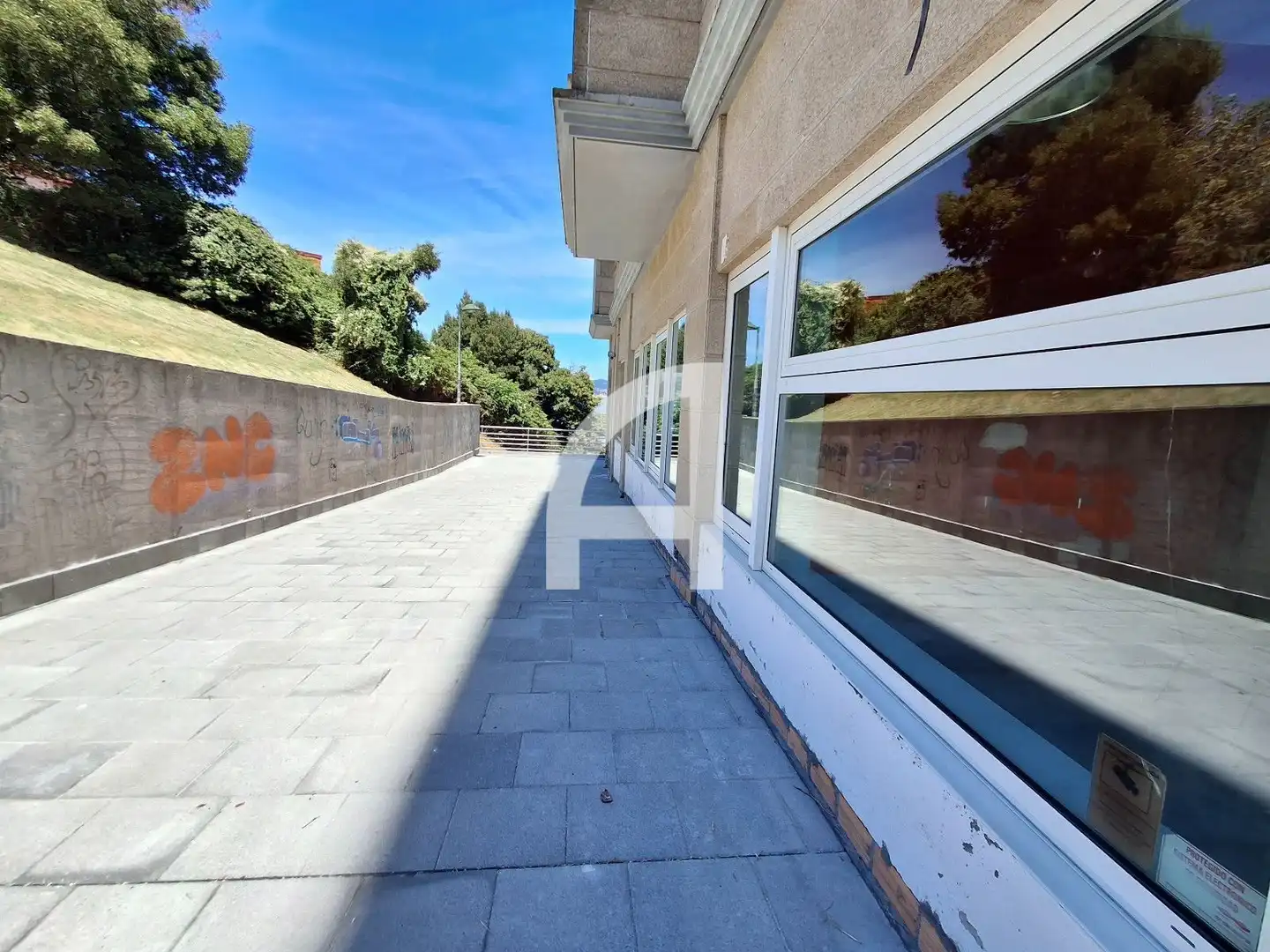 Vista exterior de Local en venda en Vigo  amb Alarma